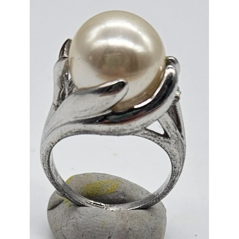 Vintage‎ Elegant Silver Tone Ring with Large Cream Pearl Statement Design